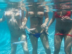 Culo, Culo grande, Tetas grandes, Estilo perrito, Al aire libre, Piscina, Adolescente, Trio