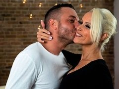 Tetas grandes, Mamada, Muñeca, Pajear, Besar, Madres para coger, Medias largas, Tatuaje
