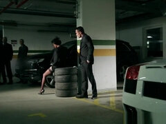 La veuve se fait consoler par 3 hommes