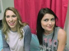 Grosse titten, Blasen, Spermaladung, Studentenwohnheim, Hd, Natürlichen titten, Pov, Flotter dreier