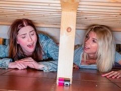 Cul, Sucer une bite, 2 femmes 1 homme, Le plan cul à quatre, Branlette thaïlandaise, Hard, Rousse roux, Adolescente