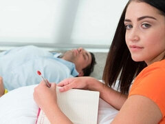 Arsch, Blasen, Braunhaarige, Fingern, Handjob, Küssen, Rasiert, Jungendliche (18+)