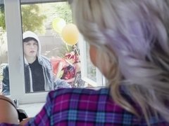 Grosse titten, Blondine, Blasen, Handjob, Küche, Mutti, Pov, Flotter dreier