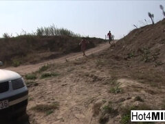 Morena, Sexo duro, Hd, Mamá, Tetas naturales, Al aire libre, Público, Trio