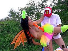 Blasen, Geschnappt, Emotionale dirne, Aufs gesicht abspritzen, Öffentlich, Tätowierung