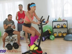 Anaal, Pijpbeurt, Frans, Sportzaal, Man man vrouw, Natuurlijke tieten, Orgasme, Trio