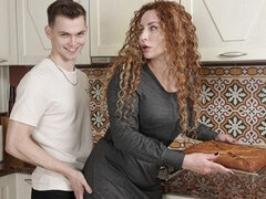 Gros seins, Brunette brune, Femme couguar, Cuisine, Masturbation, Rousse roux, Russe, Tatouage