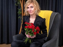 Leie, Grosser arsch, Grosse titten, Fingern, Masturbation, Kurzes haar, Solo, Entkleiden