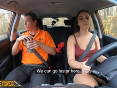 Tetas grandes, Morena, Coche, Checa, Tetas naturales, Orgasmo, Pov, Adolescente