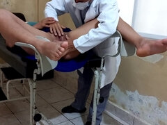 La Paciente Del Doctor Se Calienta Mientras Es Examinada En Una Consulta Medica