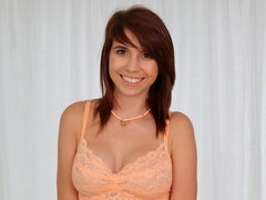 Amateur, Gros cul, Brunette brune, En levrette, Rasée, Cheveux courts, Adolescente, Nénés