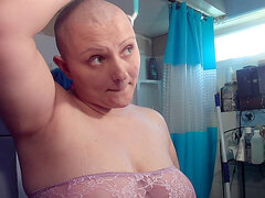 Chuncky, bald head girl, clean-shaved