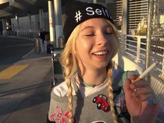 Sucer une bite, Petite amie, Jeans, Embrassement, Maigrichonne, Fumer, Dénudage, Nénés