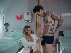 Culo, Tetas grandes, Rubia, Tacones, Enfermera, Tatuaje, Juguetes, Uniforme
