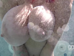アナル, デカ尻, デカパイ, 巨乳な, 足, 自然山雀, プール, タトゥー