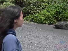 Sucer une bite, Voiture, Petite amie, Branlette thaïlandaise, Orgasme, De plein air, Public, Voyeur
