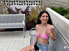 Bikini, Blasen, Kehlenfick, Handjob, Masturbation, Im freien, Pov, Muschi