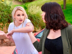 美女, ブロンド, 指いじり, レズビアン, オマンコ, ペニスバンド, ストリッピング, タトゥー