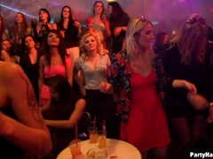 デカチン, ブロンド, フェラチオ, 眼鏡, 手コキする, 異人種間, パーティ, フェラする