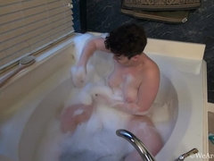 Cul, Brunette brune, Rondelette, Poilue, Lingerie, Masturbation, Mamelons bombés, Douche