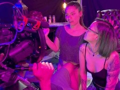 Entre bastidores, Culo grande, Trio