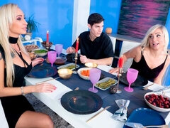 Cul, Sucer une bite, En levrette, Embrassement, Cuisine, Léchez, Seins naturels, Adolescente