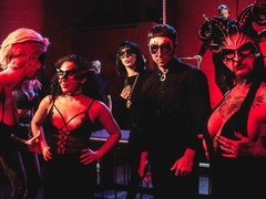 Bisexuelle, Blonde, Sucer une bite, Brunette brune, Grossier, 2 femmes 1 homme, Adolescente, Nénés