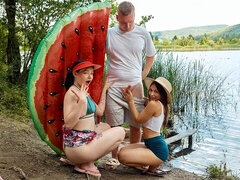 18 jaar, Grote kont, Grote lul, Hondjeshouding, 1 man 2 vrouwen, Natuurlijke tieten, Buiten, Tieten likken