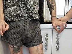 素人, フェラチオ, エロ熟女, イく瞬間, チン, キッチン, 淫乱熟女, フェラする