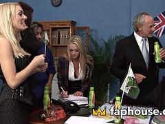 Grote mammen, Brits, Kwartet, Hardcore, Naakt, Kantoor, Openbaar, Slet