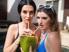 18 años, Culo grande, Verga grande, Tetas grandes, Estilo perrito, Ffm, Al aire libre, Flaco