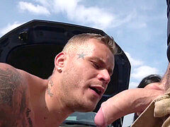 Grosser schwanz, Bisexuell, Blasen, Auto, Spermaladung, Im freien, Flotter dreier, Spanner