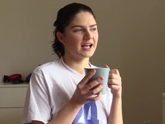 Brunette brune, Masturbation, Nue  à poil, Rasée, Solo, Adolescente, Jouets