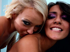 Anaal, Blond, Bruinharig, Lesbisch, Masturbatie, Natuurlijke tieten, Verleid, Strak