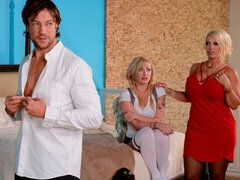 お尻, ベビーシッター, ブロンド, 女 人男 人, 手コキする, タトゥー, ティーン, 三人