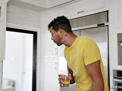 Cuarto de baño, Dormitorio, Mamada, Morena, Masturbacion con pies, Interracial, Jeans, Cocina