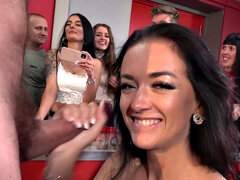 Минет, Брюнетки, Чешки, Глубокая глотка, Ласковые ручки, Милф, На публике, Тату