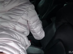 18 ans, Amateur, Brunette brune, Tir de sperme, Faciale, De plein air, Pov, Public