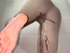 Enthousiasteling, Grote kont, Voeten, Fetisj, Slipje, Pissen, Douche, Alleen
