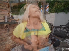 Grote mammen, Blond, Rondborstig, Lul, Geld, Kut duiken, Tietenklus, Tieten likken