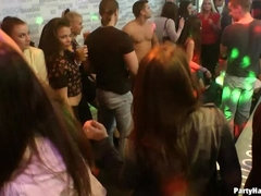 Amateur, Blonde, En levrette, Lunettes, Groupe, Hard, Orgie, Fête