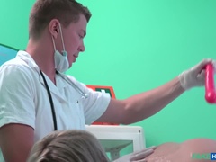 Amateur, Mamada, Estilo perrito, Ffm, Penetracion con dedos, Enfermera, Oficina, Pov