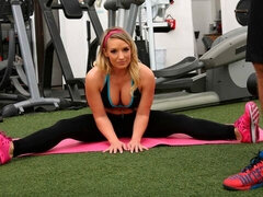 ブロンド, フェラチオ, ジム, 手コキする, 淫乱熟女, スポーツ, タトゥー, オッパイの