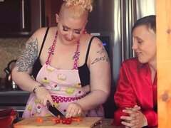 Gros seins, Cuisine, Léchez, Lingerie, Chatte, Rasée, Dénudage, Nénés