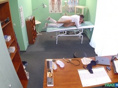 素人, フェラチオ, 医者, 指いじり, なめる, 看護婦, オマンコ, 赤毛