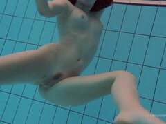 Braunhaarige, Frau, Hd, Pool, Öffentlich, Jungendliche (18+), Titten, Unter wasser