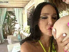 Брюнетки, Лесбиянка