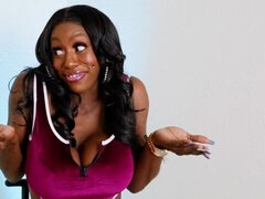 Gros cul, Grosse bite, Gros seins, Sucer une bite, En levrette, Noir ébène, 2 femmes 1 homme, Pénis