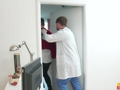 Grote mammen, Bruinharig, Handbeurt, Interraciaal, Latijnse vrouw, Likken, Naakt, Billekoek