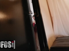 Salle de bains, Sucer une bite, Plantureuse, Club, Fille latino, Seins naturels, Petite femme, Pov